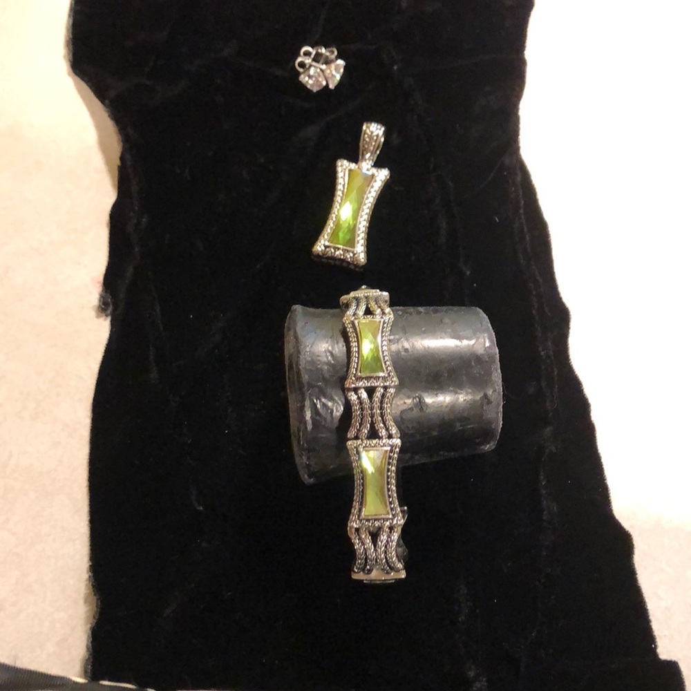 Bracelet earrings pendant set